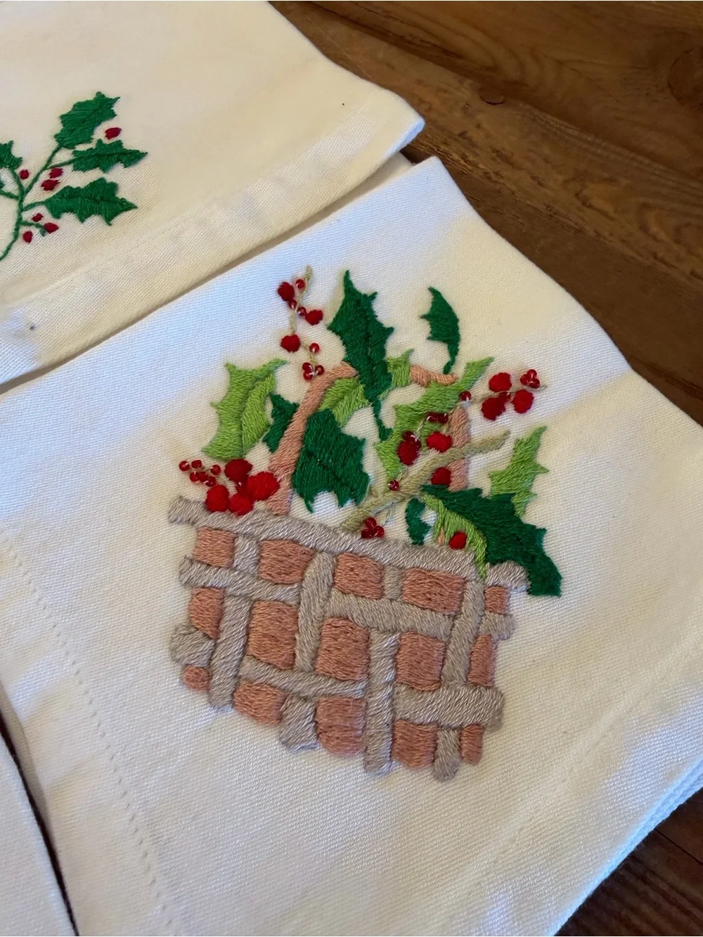 Williams-Sonoma White Embroidered Cotton Cocktail Napkins Christmas Holidays (6)